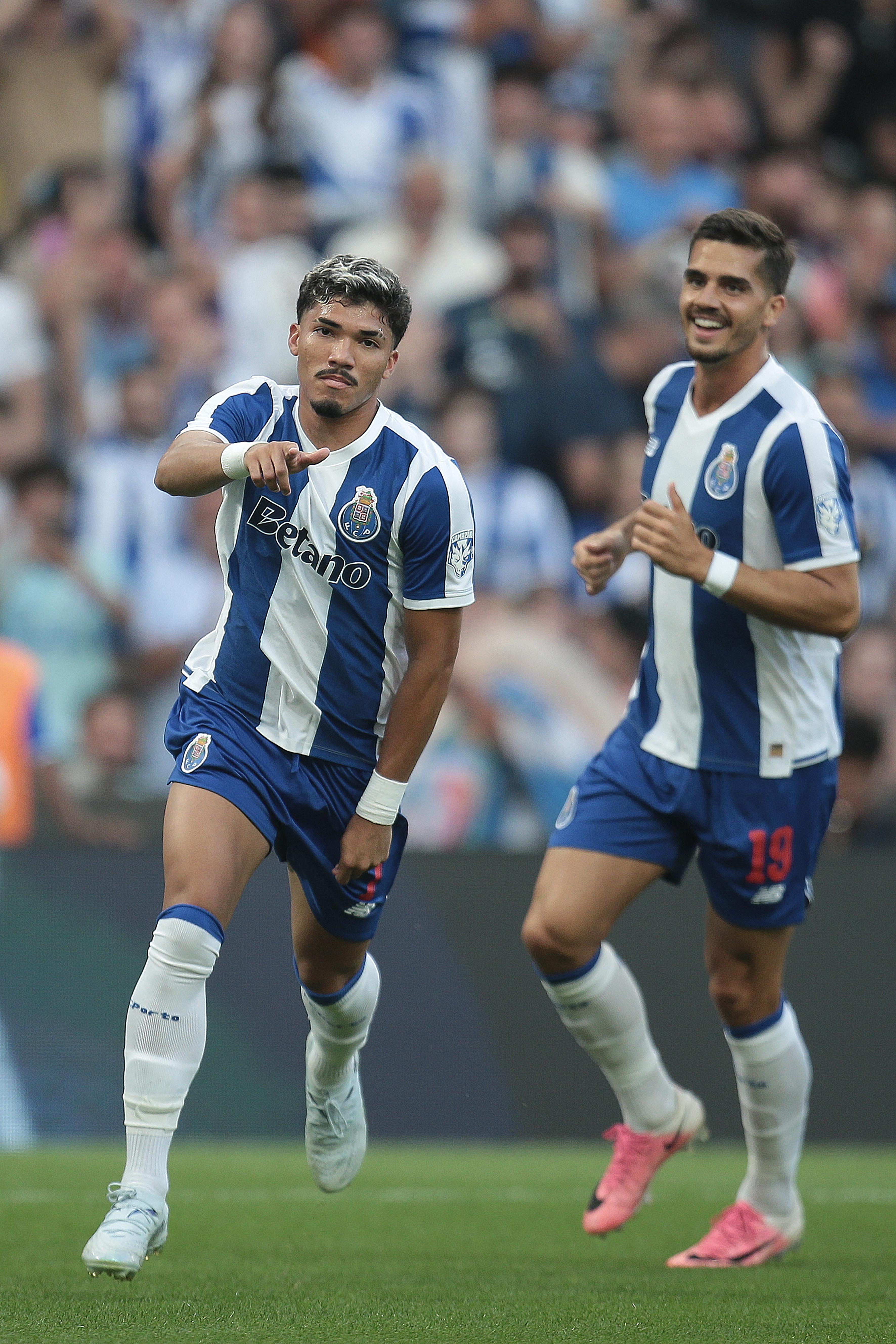 FC Porto apresentou-se aos sócios e defrontou o Aston Villa no Dragão - Fotos: FC PORTO / LUSA