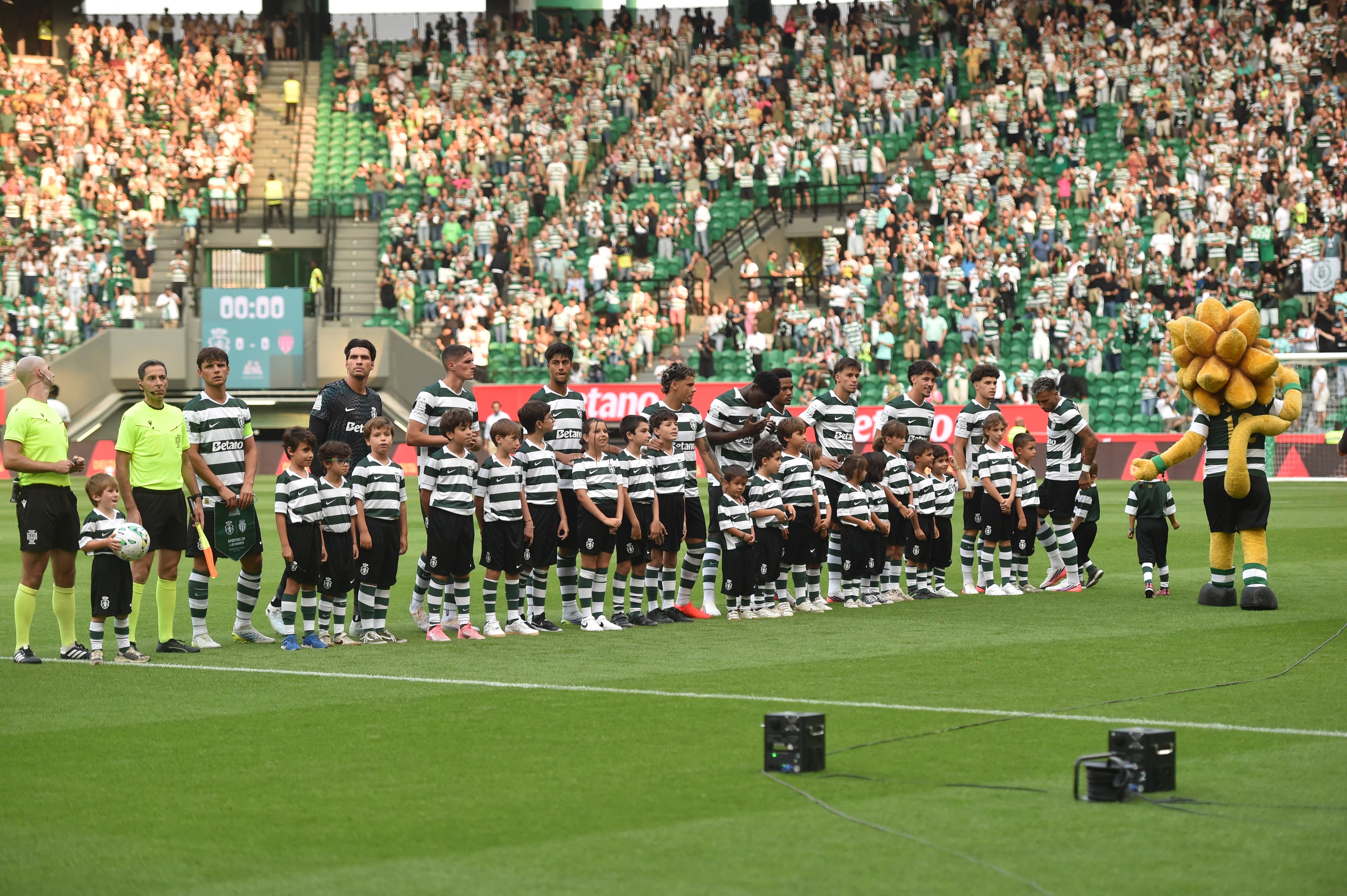 O onze inicial do Sporting para o jogo com o Monaco que valeu o troféu Cinco Violinos - Foto: Miguel Nunes