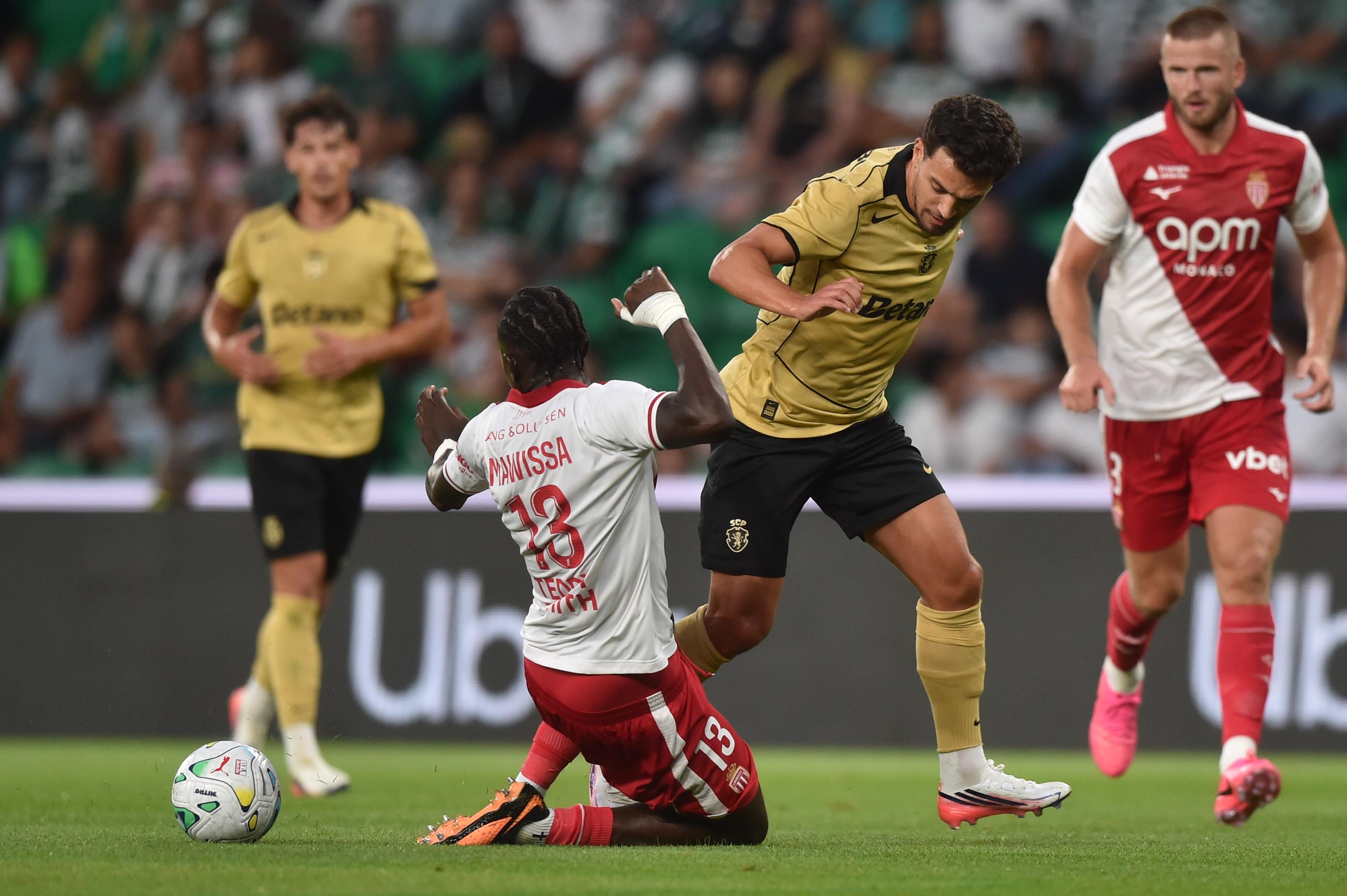 Pote tenta passar por Mawissa no particular com o Monaco - Foto: Miguel Nunes