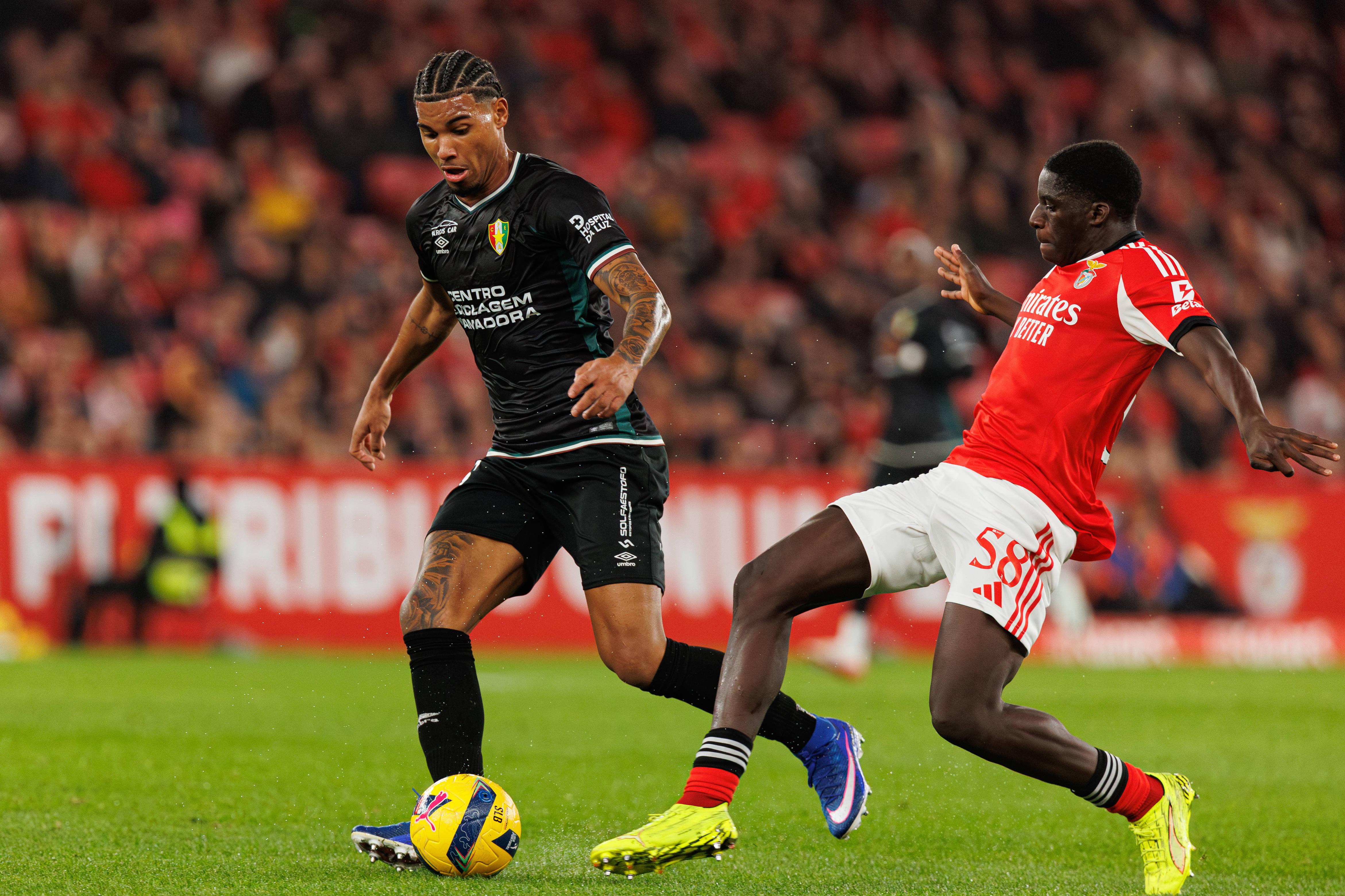 Otávio Fernandes impôs-se na defensiva do Estrela da Amadora e está a caminho do Eintracht Frankfurt