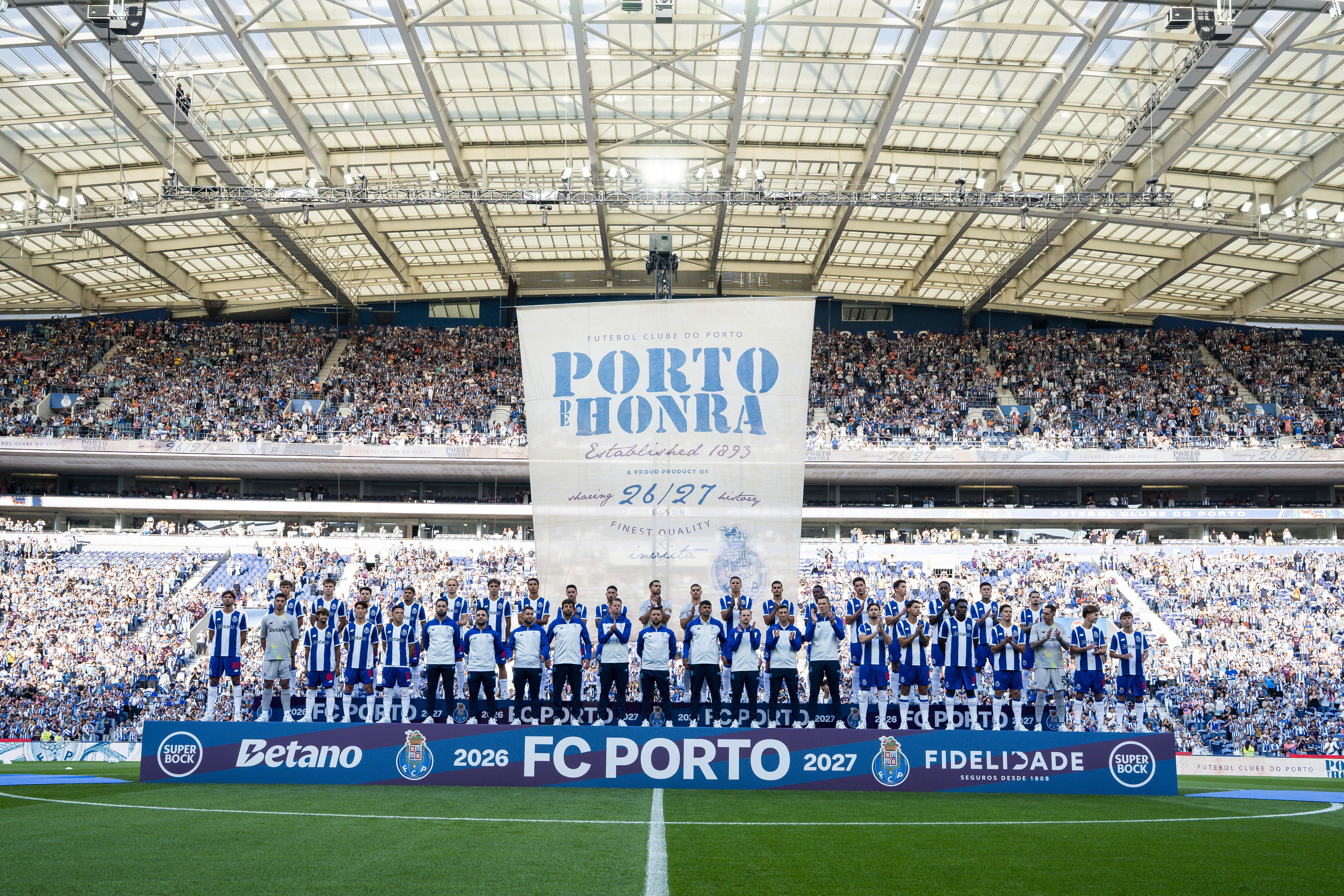 FC Porto apresentou-se aos sócios e defrontou o Aston Villa no Dragão - Fotos: FC PORTO / LUSA