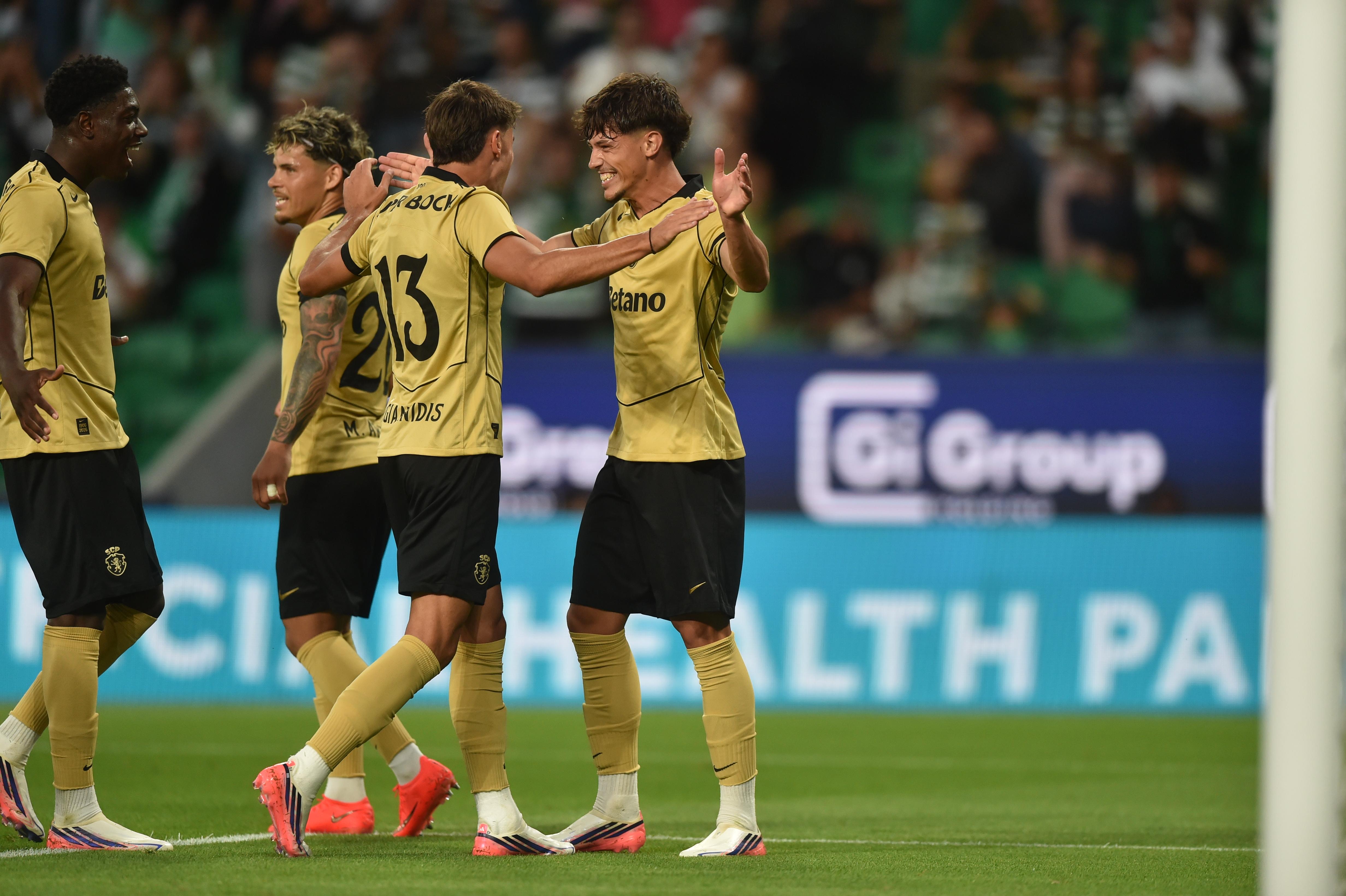 Jogadores do Sporting festejam com Rafael Nel o golo apontado no particular com o Monaco - Foto: Miguel Nunes
