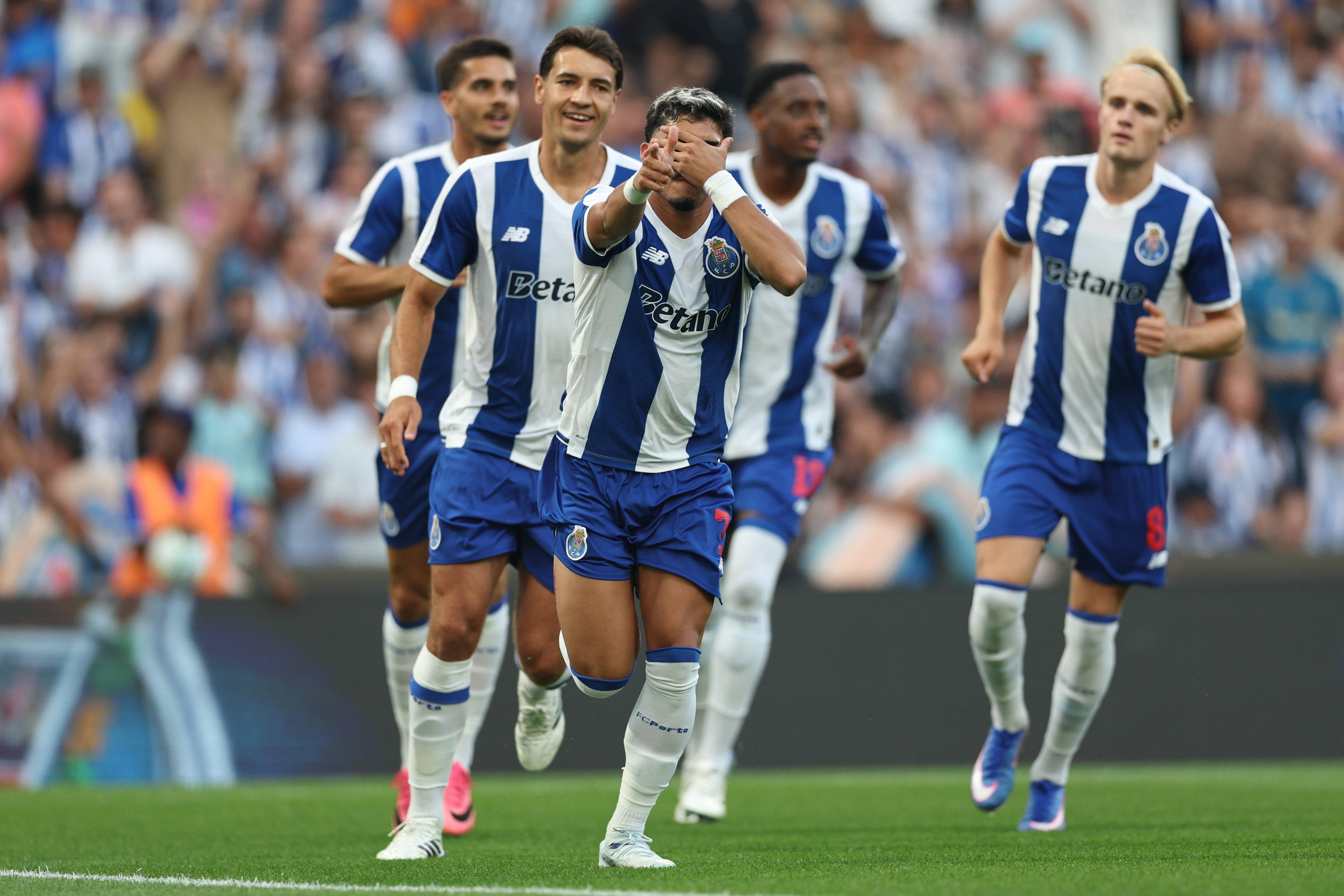 Festa do golo de William Gomes, o primeiro do FC Porto na vitória sobre o Aston Villa, por 2-1 - Foto: Imago