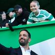 Ruben Amorim tira uma fotografia com adepta do Celtic, no primeiro particular como treinador do Milan - Foto: Milan
