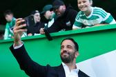 Ruben Amorim tira uma fotografia com adepta do Celtic, no primeiro particular como treinador do Milan - Foto: Milan