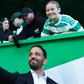 Ruben Amorim tira uma fotografia com adepta do Celtic, no primeiro particular como treinador do Milan - Foto: Milan