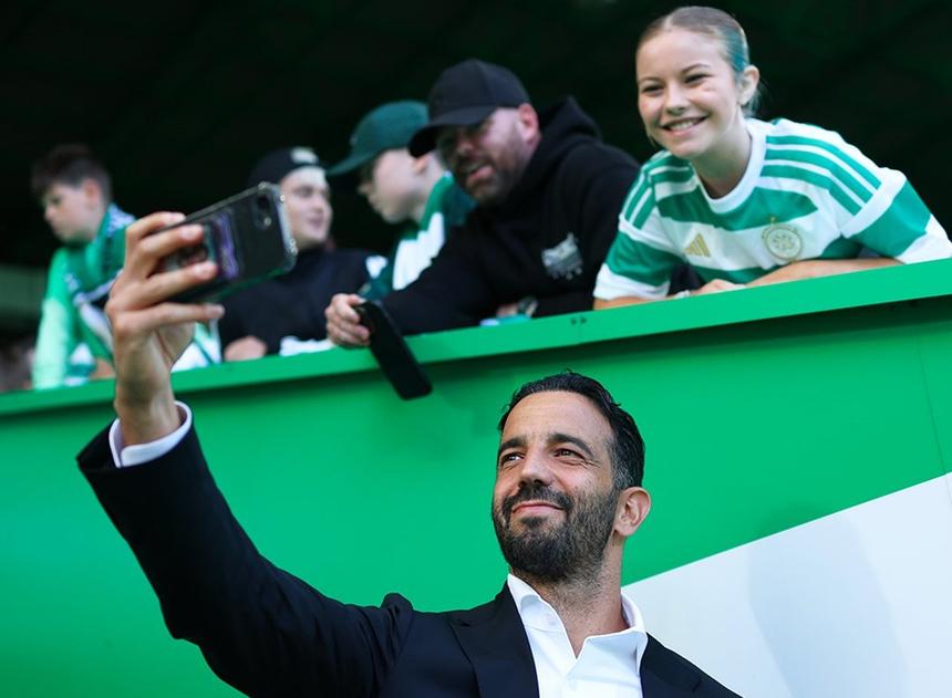 Ruben Amorim tira uma fotografia com adepta do Celtic, no primeiro particular como treinador do Milan - Foto: Milan