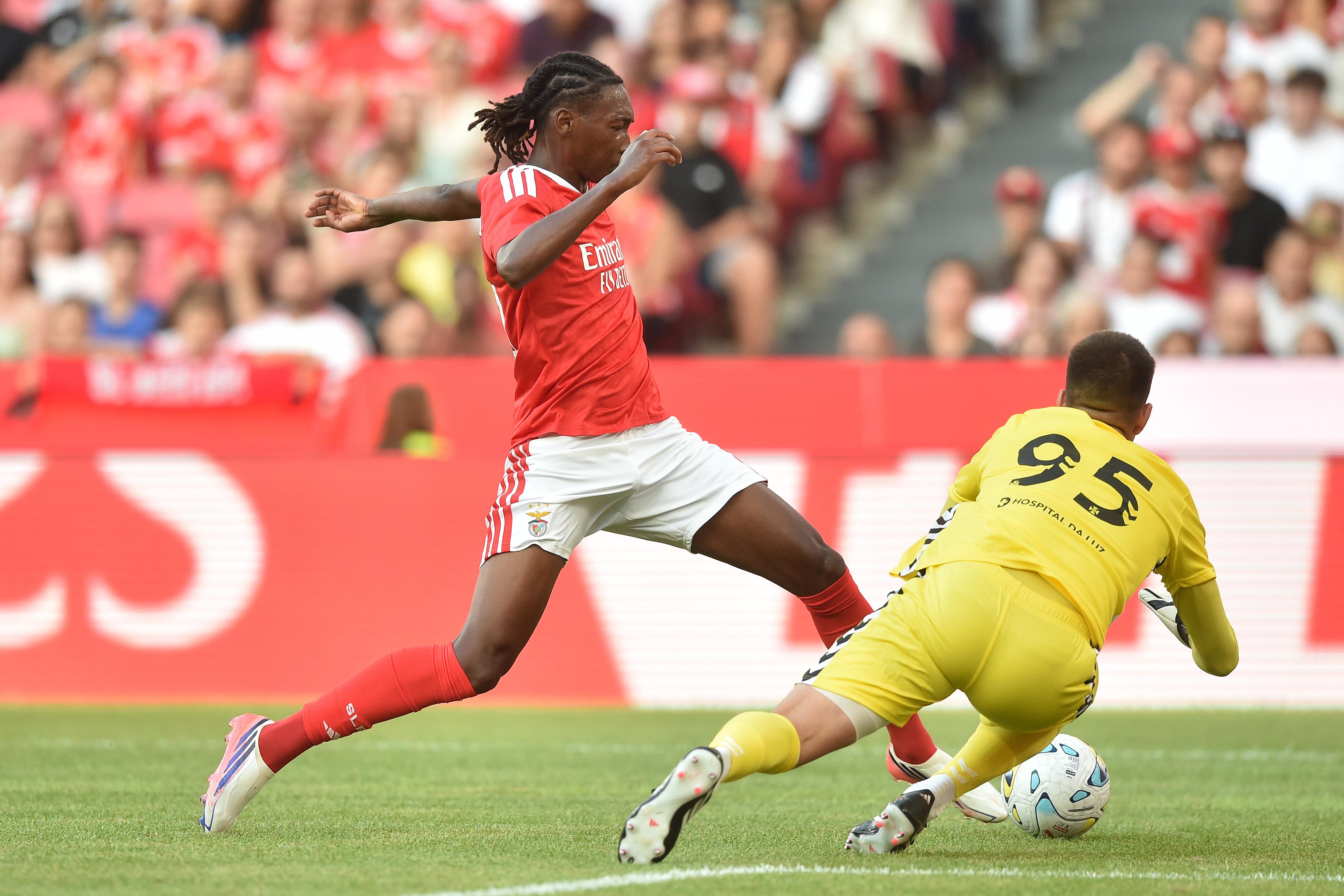 Olívio Tomé em ação no particular entre Benfica e Belenenses no Estádio da Luz — Foto: IMAGO