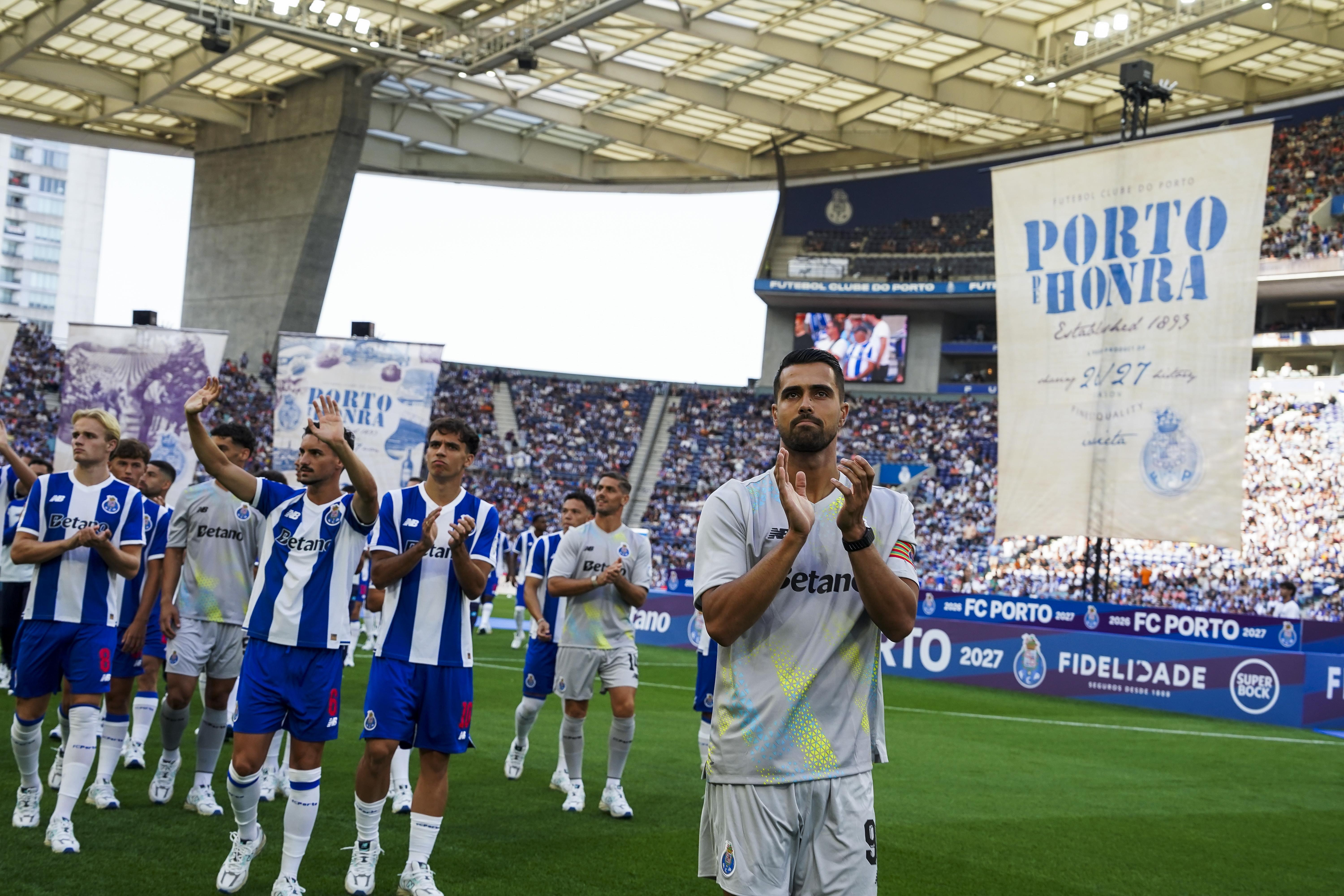 FC Porto apresentou-se aos sócios e defrontou o Aston Villa no Dragão - Fotos: FC PORTO / LUSA