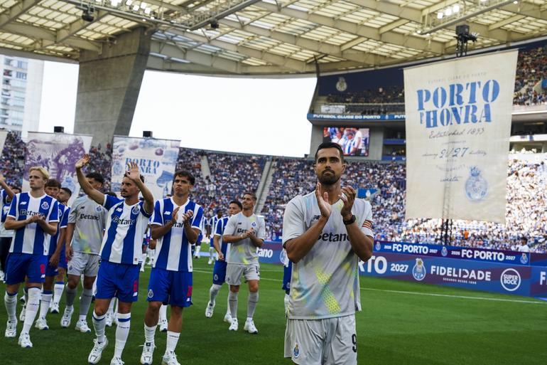 FC Porto apresentou-se aos sócios e defrontou o Aston Villa no Dragão - Fotos: FC PORTO / LUSA