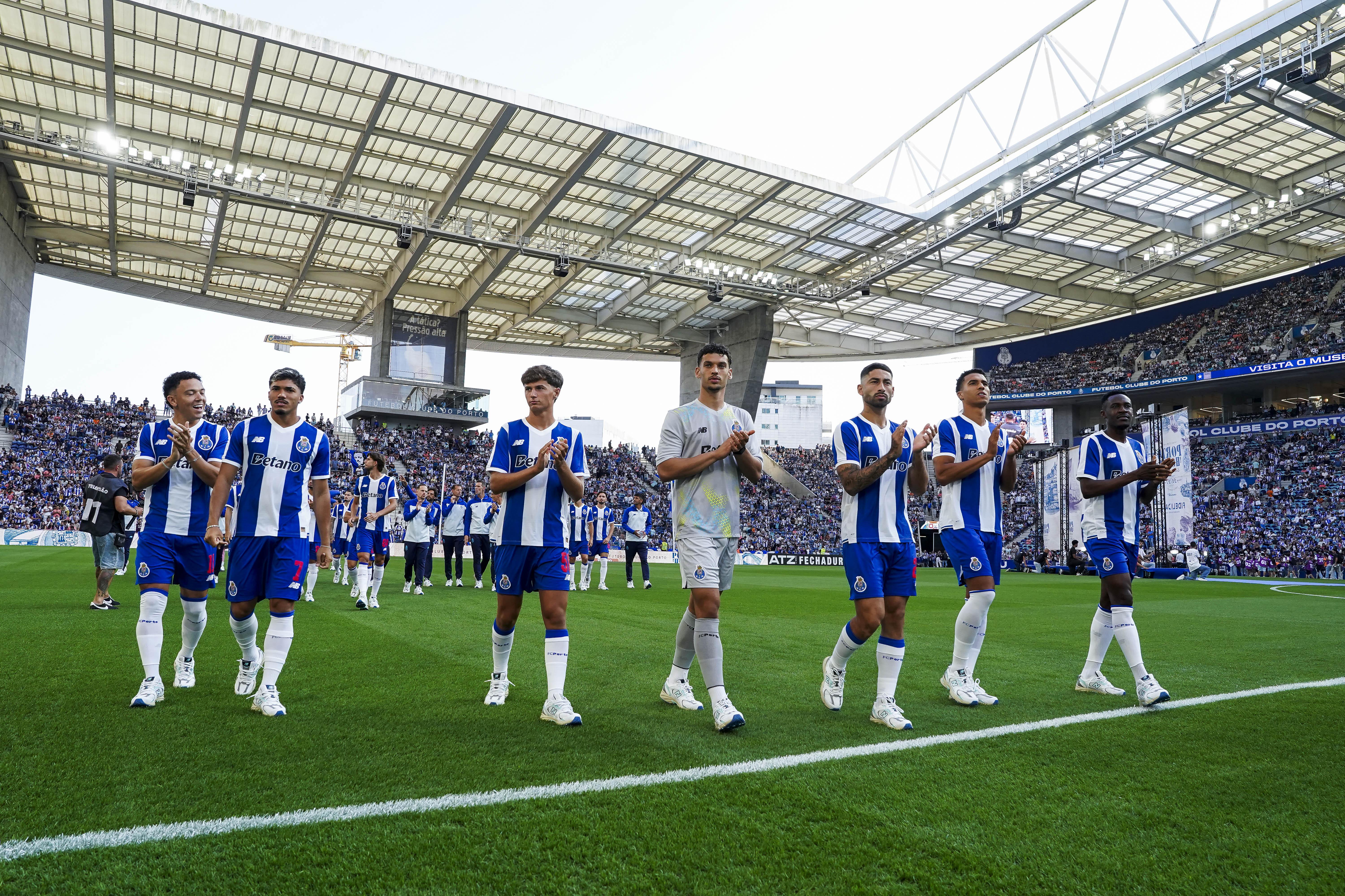 FC Porto apresentou-se aos sócios e defrontou o Aston Villa no Dragão - Fotos: FC PORTO / LUSA