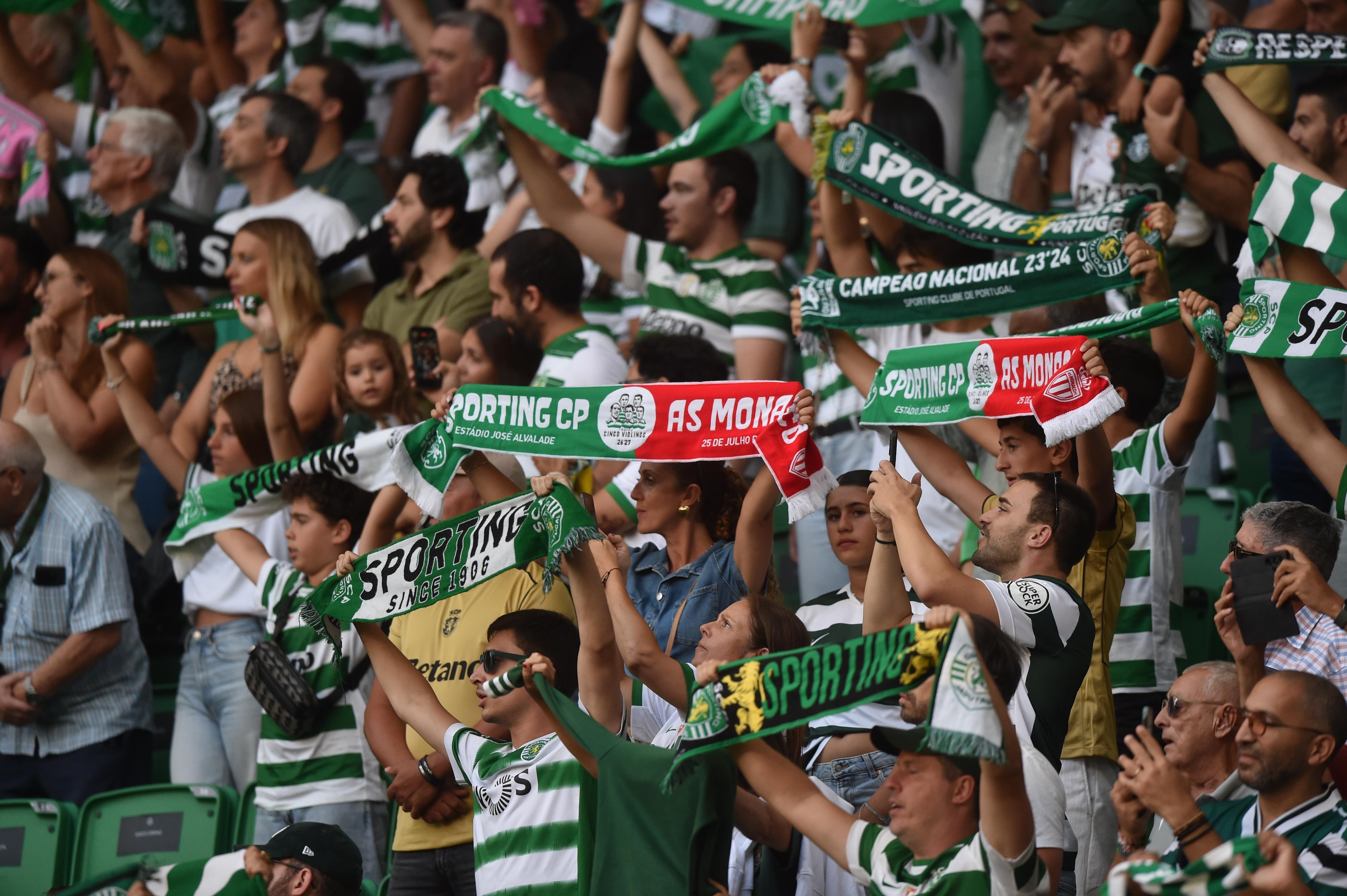 Adeptos do Sporting na bancada - Foto: Miguel Nunes