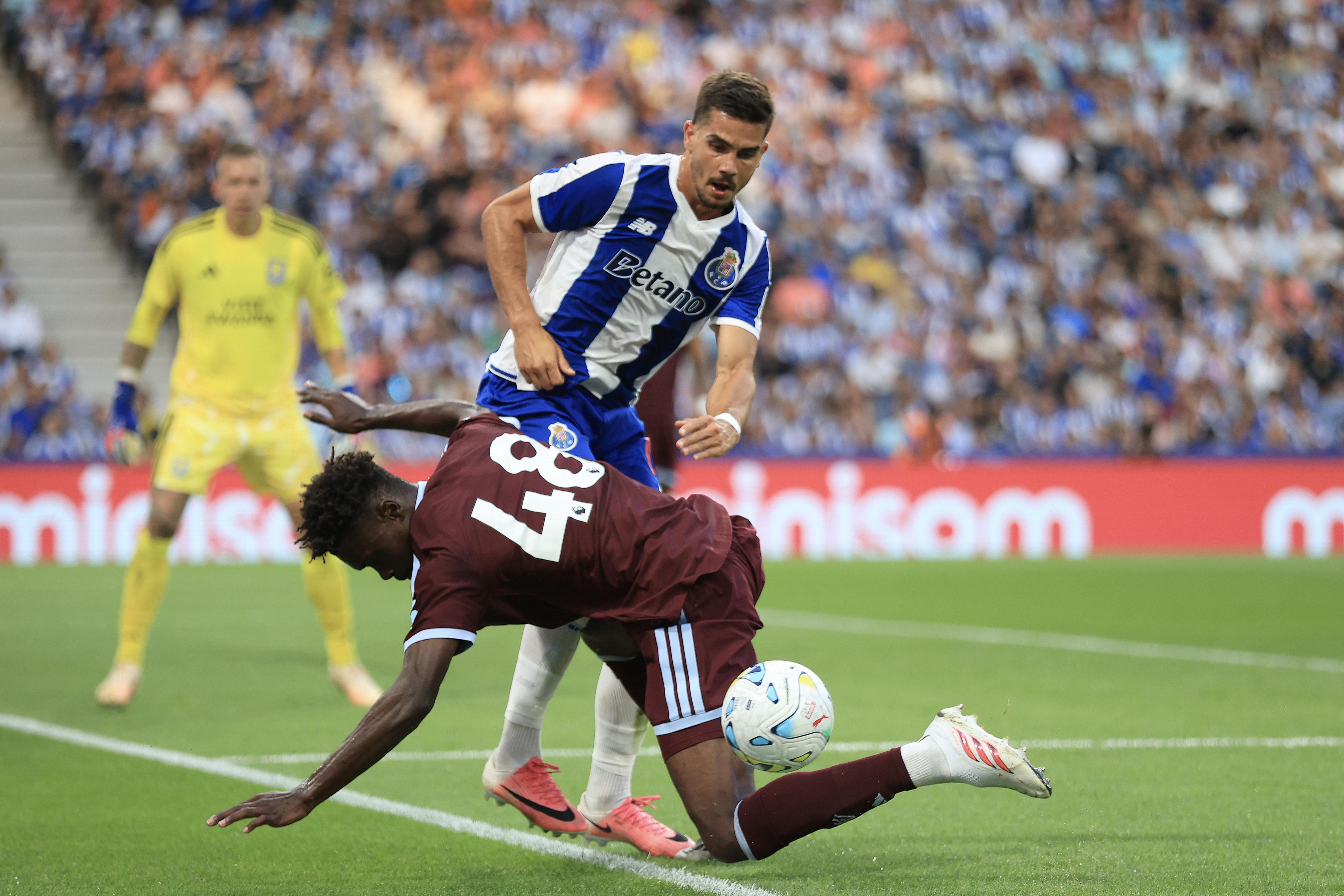 FC Porto apresentou-se aos sócios e defrontou o Aston Villa no Dragão - Fotos: FC PORTO / LUSA
