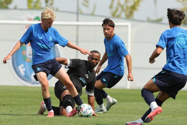 Eirik Granaas em ação pelo FC Porto B diante da Académica - Foto: FC Porto