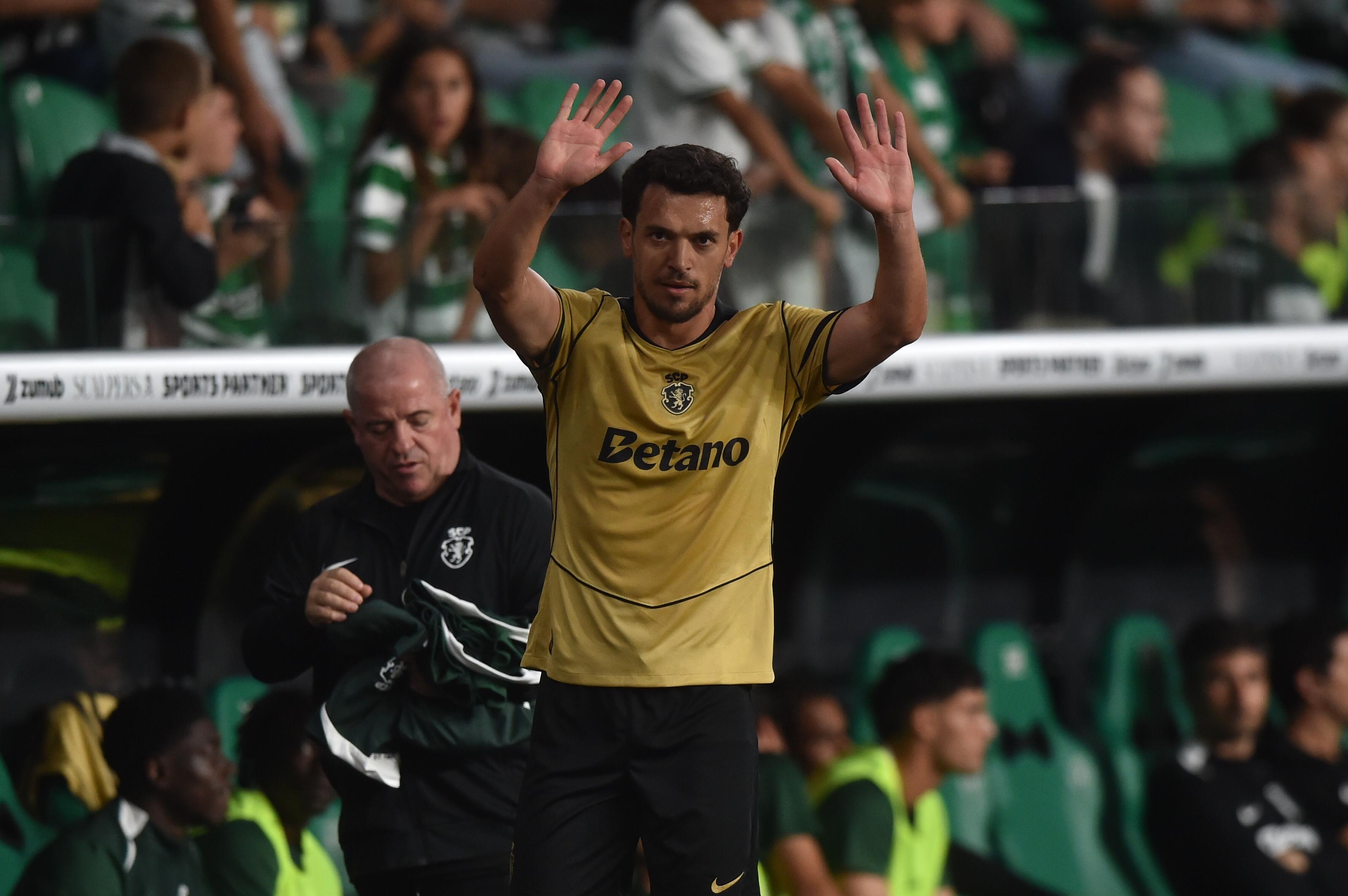 Pedro Gonçalves agradece a ovação aos adeptos, na provável despedida de Alvalade  - Foto: Miguel Nunes