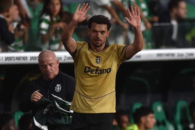 Pedro Gonçalves agradece a ovação aos adeptos, na provável despedida de Alvalade, no passado sábado no troféu 5 Violinos  - Foto: MIGUEL NUNES