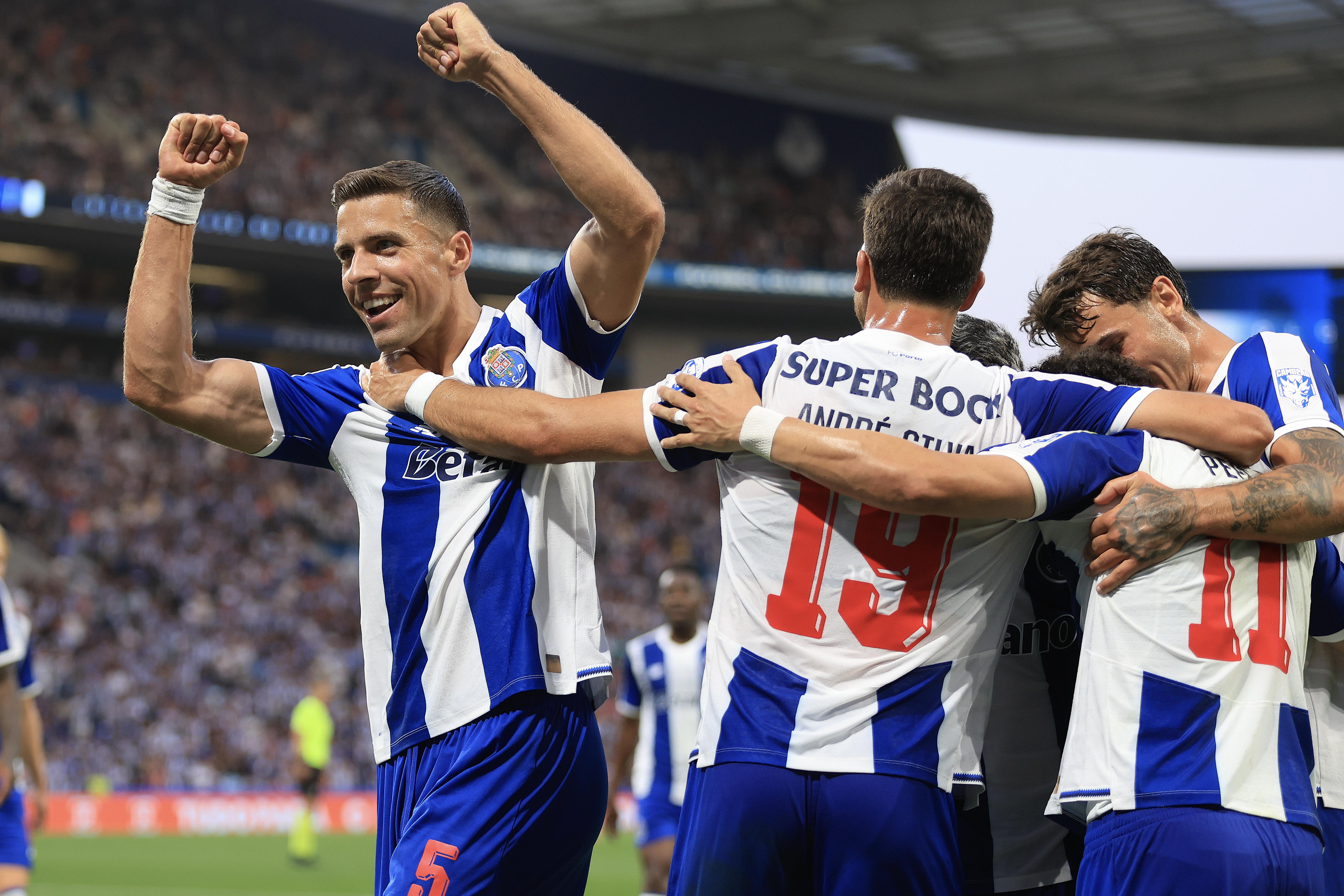 FC Porto apresentou-se aos sócios e defrontou o Aston Villa no Dragão - Fotos: FC PORTO / LUSA