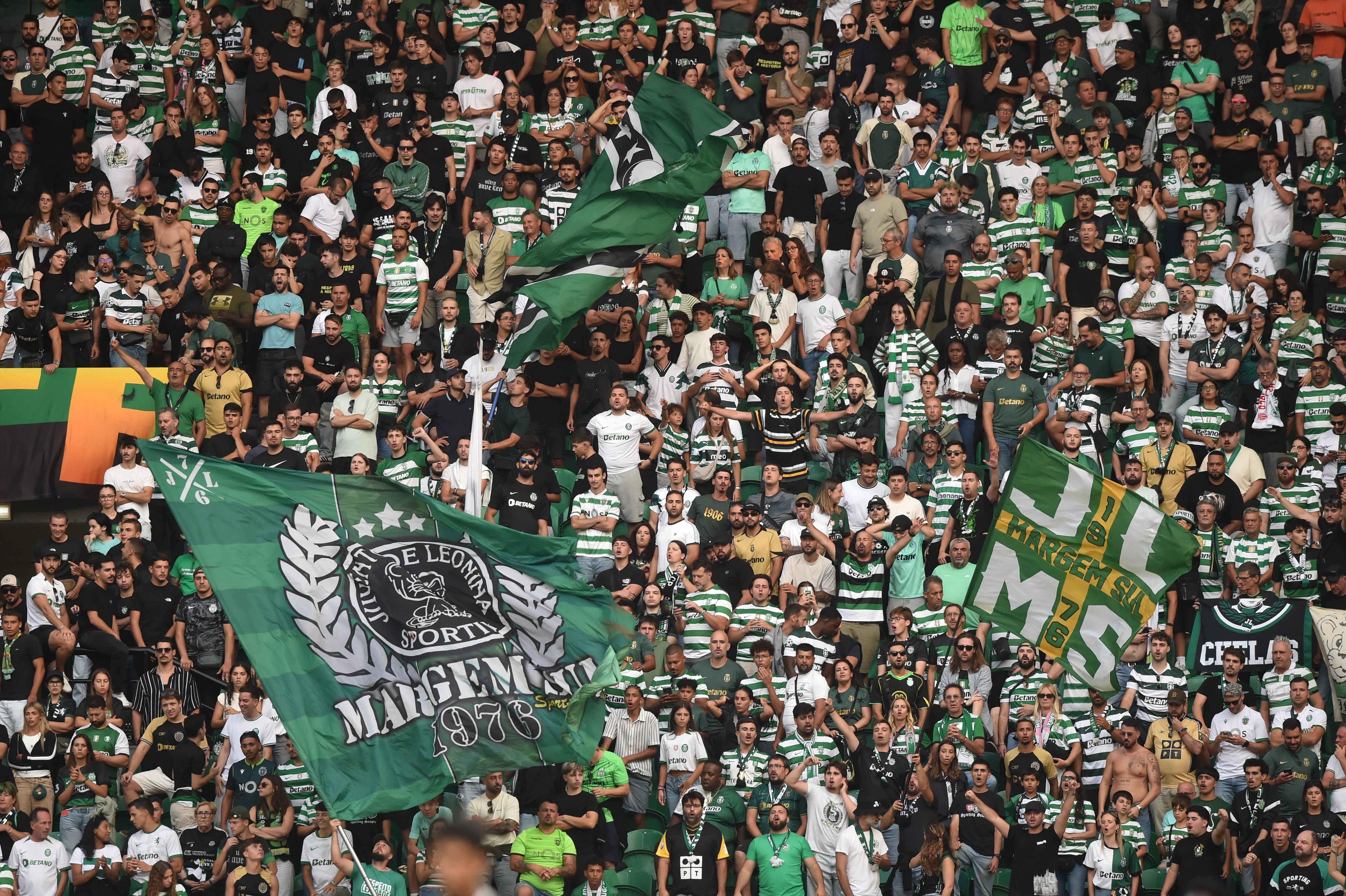 Bandeiras das claques voltaram às bancadas de Alvalade - Foto: Miguel Nunes