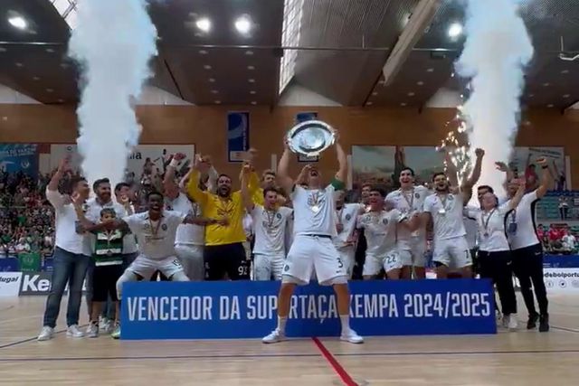 E vão cinco títulos seguidos! Sporting ergue a Supertaça