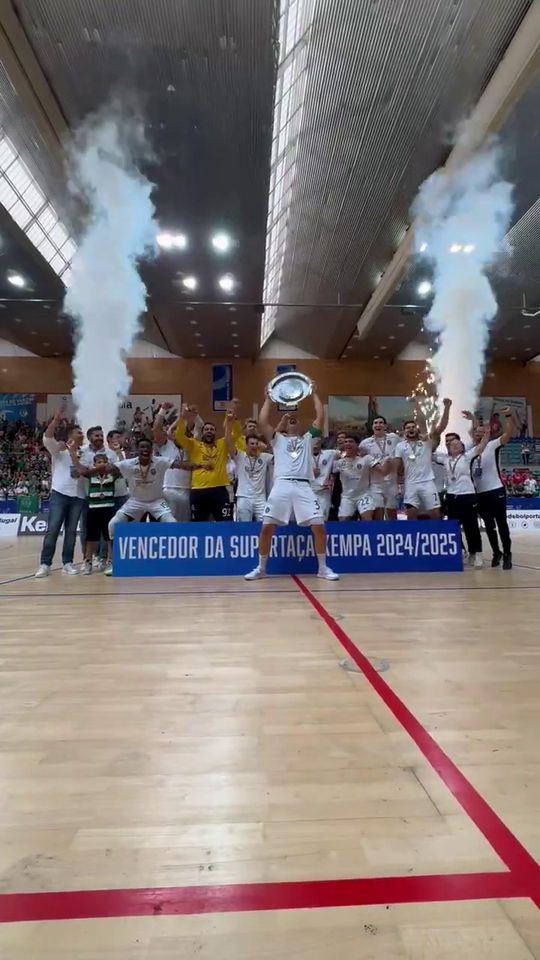 E vão cinco títulos seguidos! Sporting ergue a Supertaça