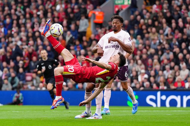 Jota assiste no regresso amargo de Fábio Carvalho a Anfield