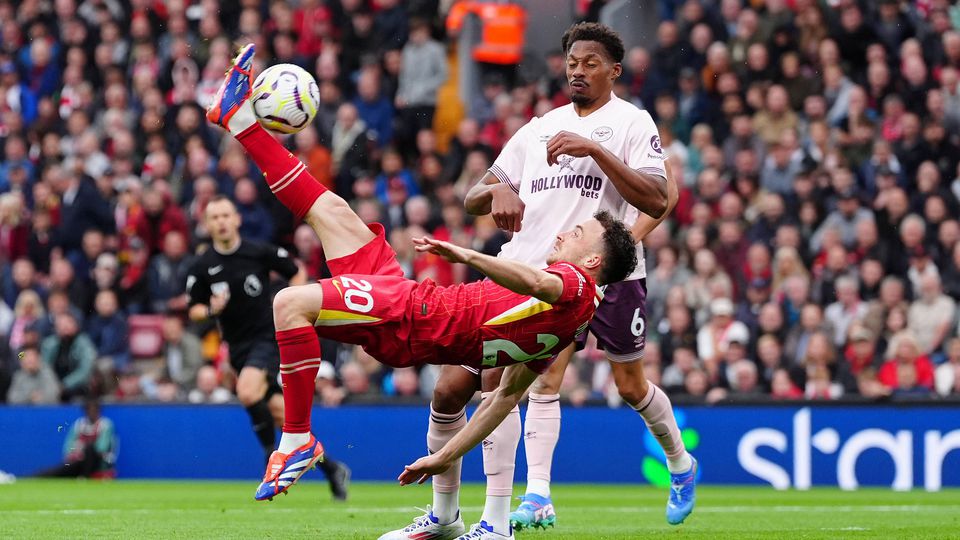 Jota assiste no regresso amargo de Fábio Carvalho a Anfield