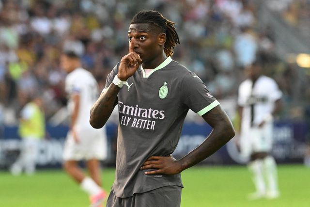 Rafael Leão explica gesto de mandar calar em campo