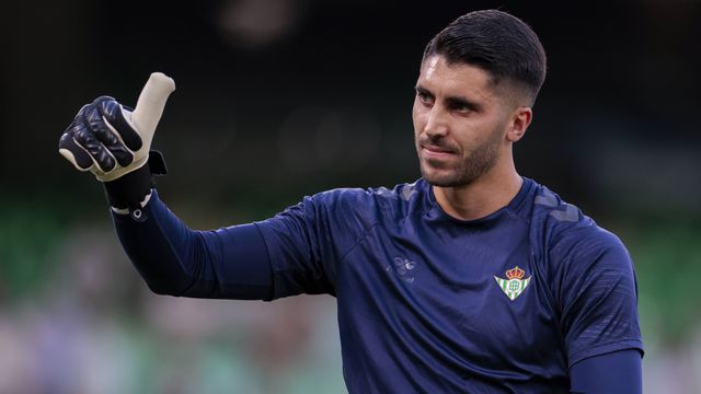 Rui Silva treinando com o equipamento do Betis