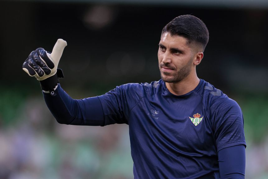Rui Silva treinando com o equipamento do Betis