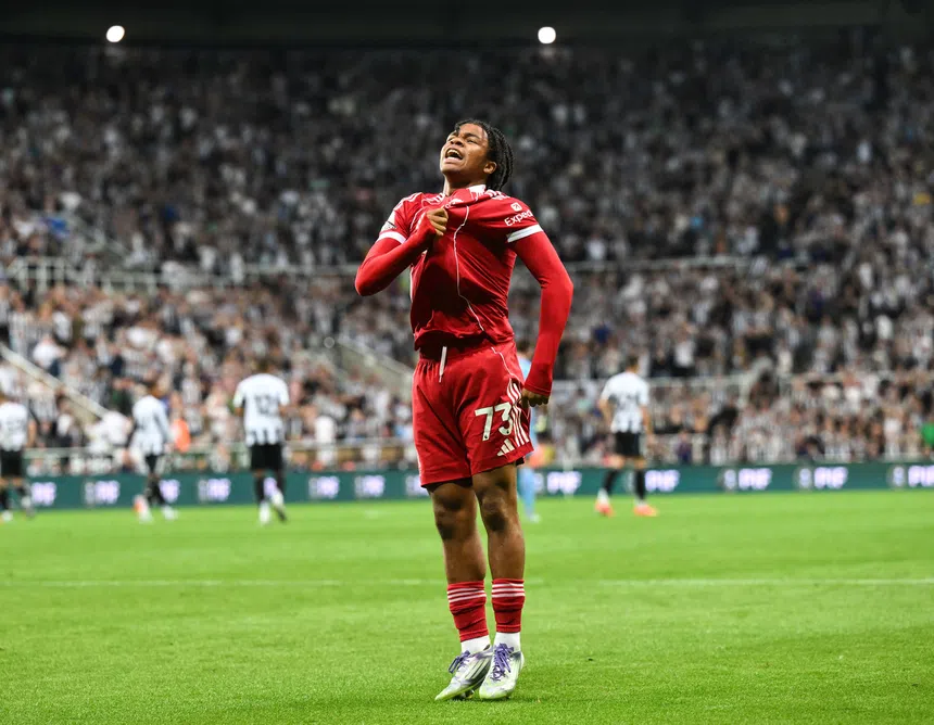 Ngumoha renova! Anfield explode em alegria