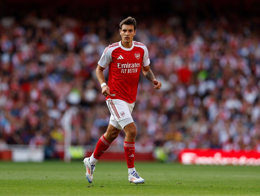 Jakub Kiwior, no jogo de pré-temporada do Arsenal com o Villarreal