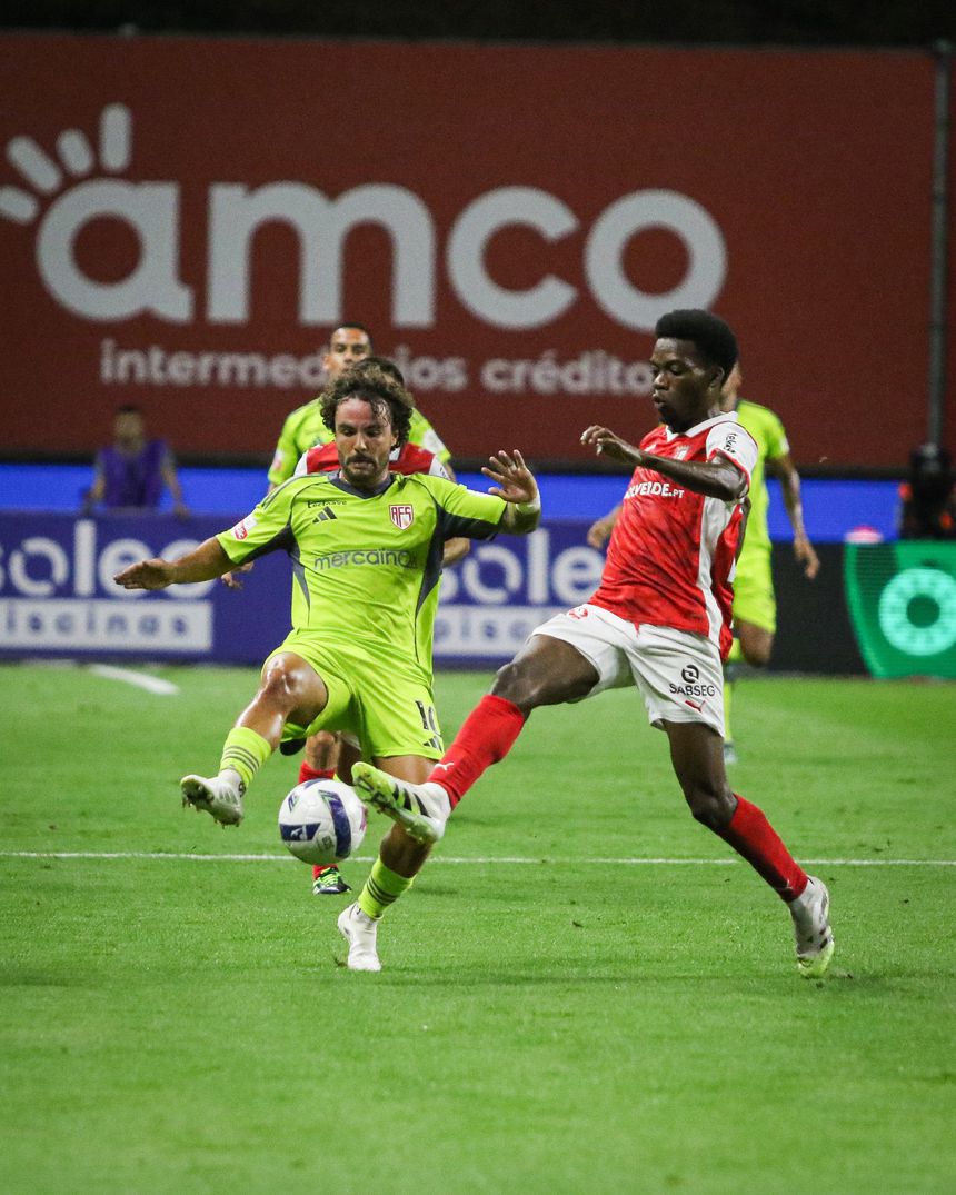 Rafael Barbosa marcou e assistiu no empate com o SC Braga. Fotografia: Aves SAD