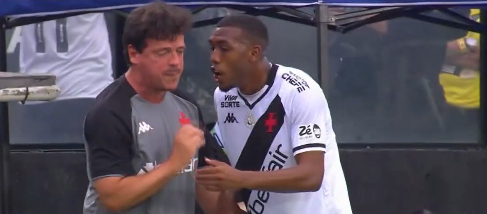 Fernando Diniz e Rayan em 2025. O treinador não gostou do posicionamento em campo e chamou o jogador à linha lateral para o corrigir... aos gritos