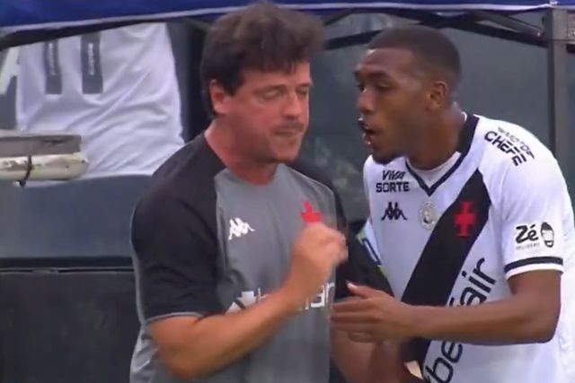 Fernando Diniz e Rayan em 2025. O treinador não gostou do posicionamento em campo e chamou o jogador à linha lateral para o corrigir... aos gritos