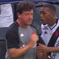 Fernando Diniz e Rayan em 2025. O treinador não gostou do posicionamento em campo e chamou o jogador à linha lateral para o corrigir... aos gritos