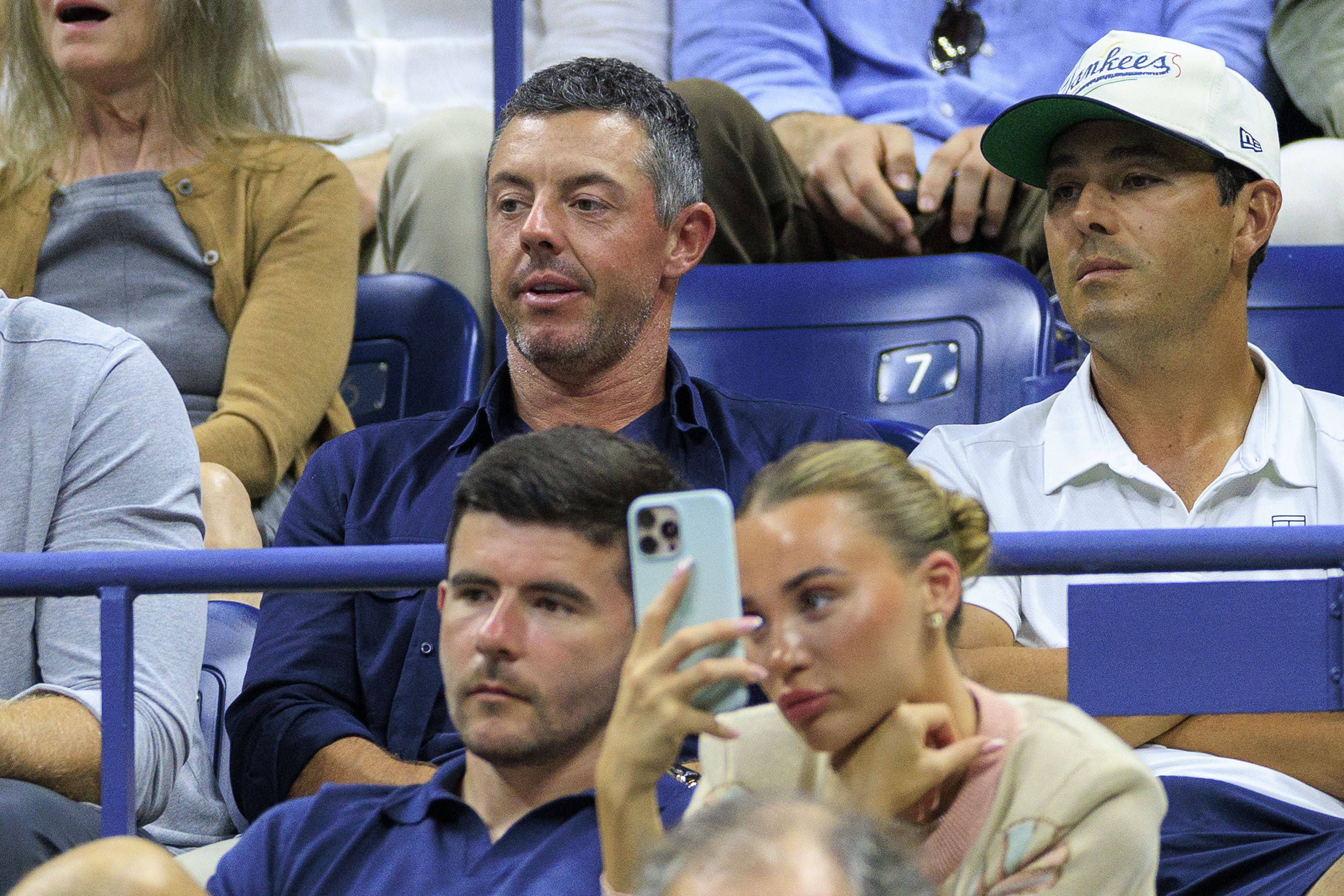O golfista Rory McIlroy assiste ao jogo de Novak Djokovic no US Open (Imago)