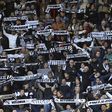 Imagem de uma bancada repleta de adeptos do Vitória, em Guimarães