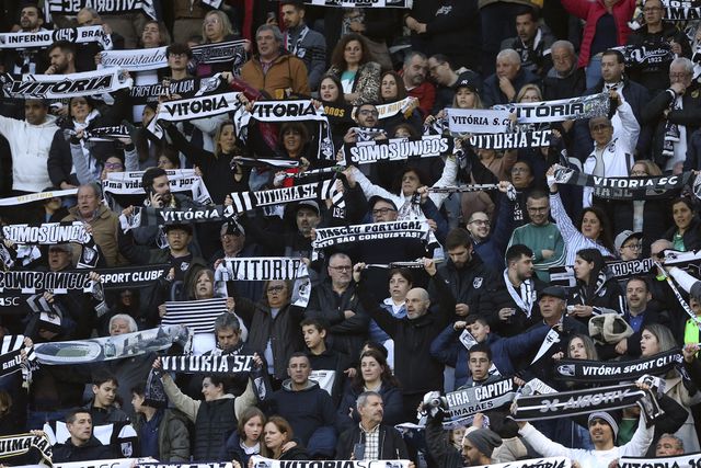 Imagem de uma bancada repleta de adeptos do Vitória, em Guimarães