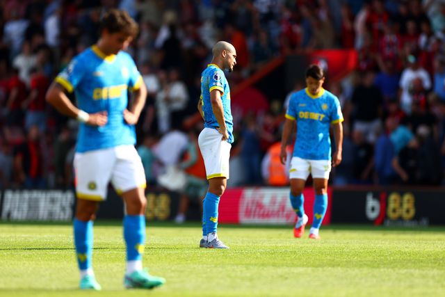 João Gomes e os colegas de equipa em campo durante o Bournemouth-Wolverhampton, na 2ª jornada da Premier League.