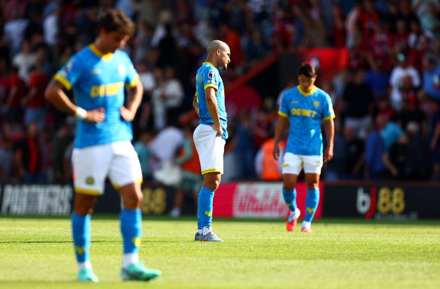 João Gomes e os colegas de equipa em campo durante o Bournemouth-Wolverhampton, na 2ª jornada da Premier League.