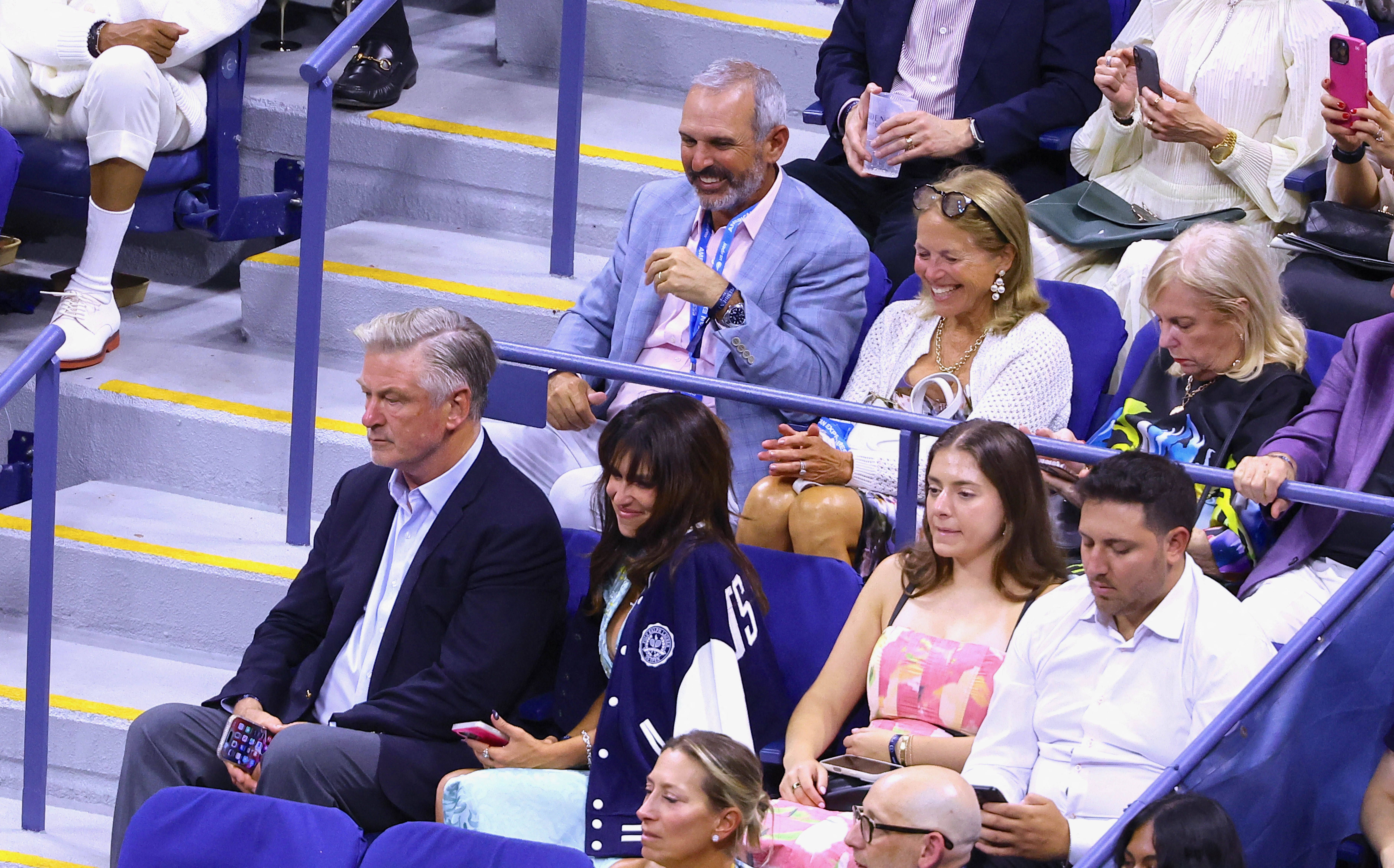 O ator Alex Baldwin assiste ao jogo de Novak Djokovic no US Open (Imago)