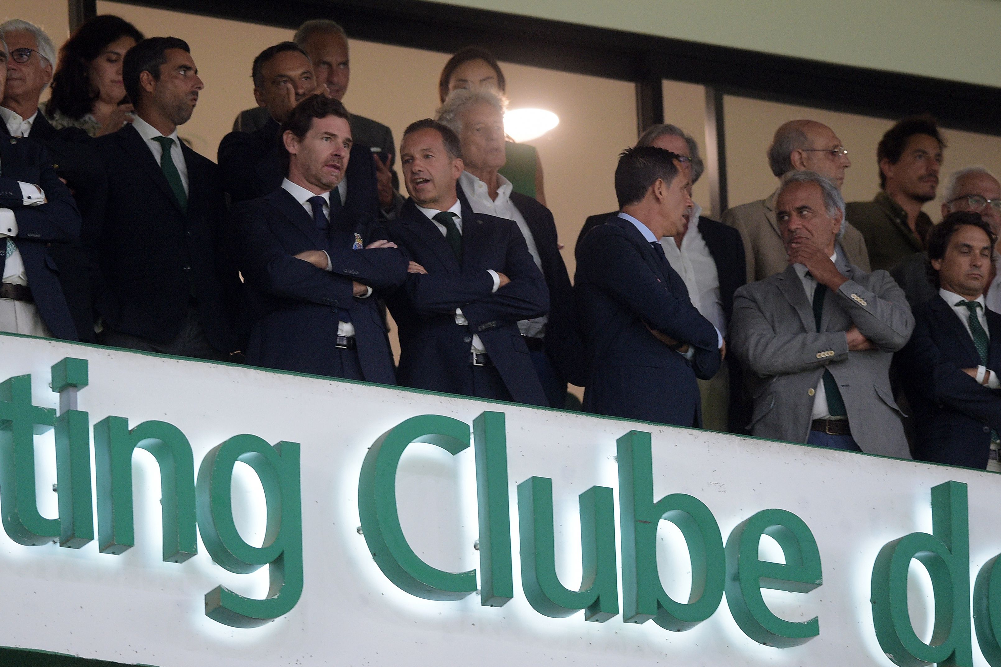 O presidente do Sporting, Frederico Varandas, e o presidente do FC Porto, André Villas-Boas, no clássico da época passada, juntamente com Pedro Proença, então ainda presidente da Liga (foto: André Alves/Grafislab)