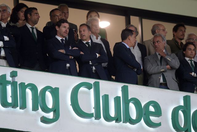 O presidente do Sporting, Frederico Varandas, e o presidente do FC Porto, André Villas-Boas, no clássico da época passada, juntamente com Pedro Proença, então ainda presidente da Liga (foto: André Alves/Grafislab)