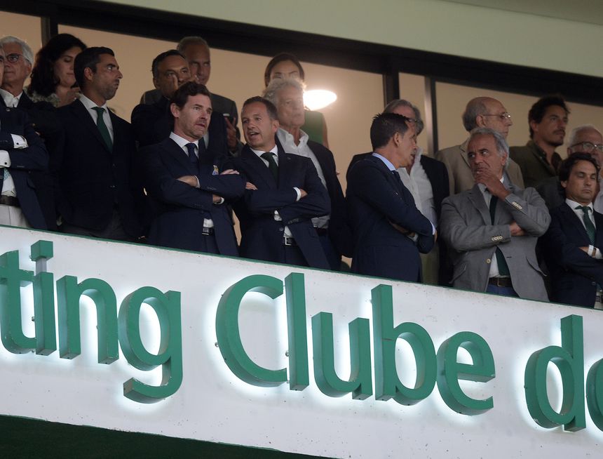 O presidente do Sporting, Frederico Varandas, e o presidente do FC Porto, André Villas-Boas, no clássico da época passada, juntamente com Pedro Proença, então ainda presidente da Liga (foto: André Alves/Grafislab)