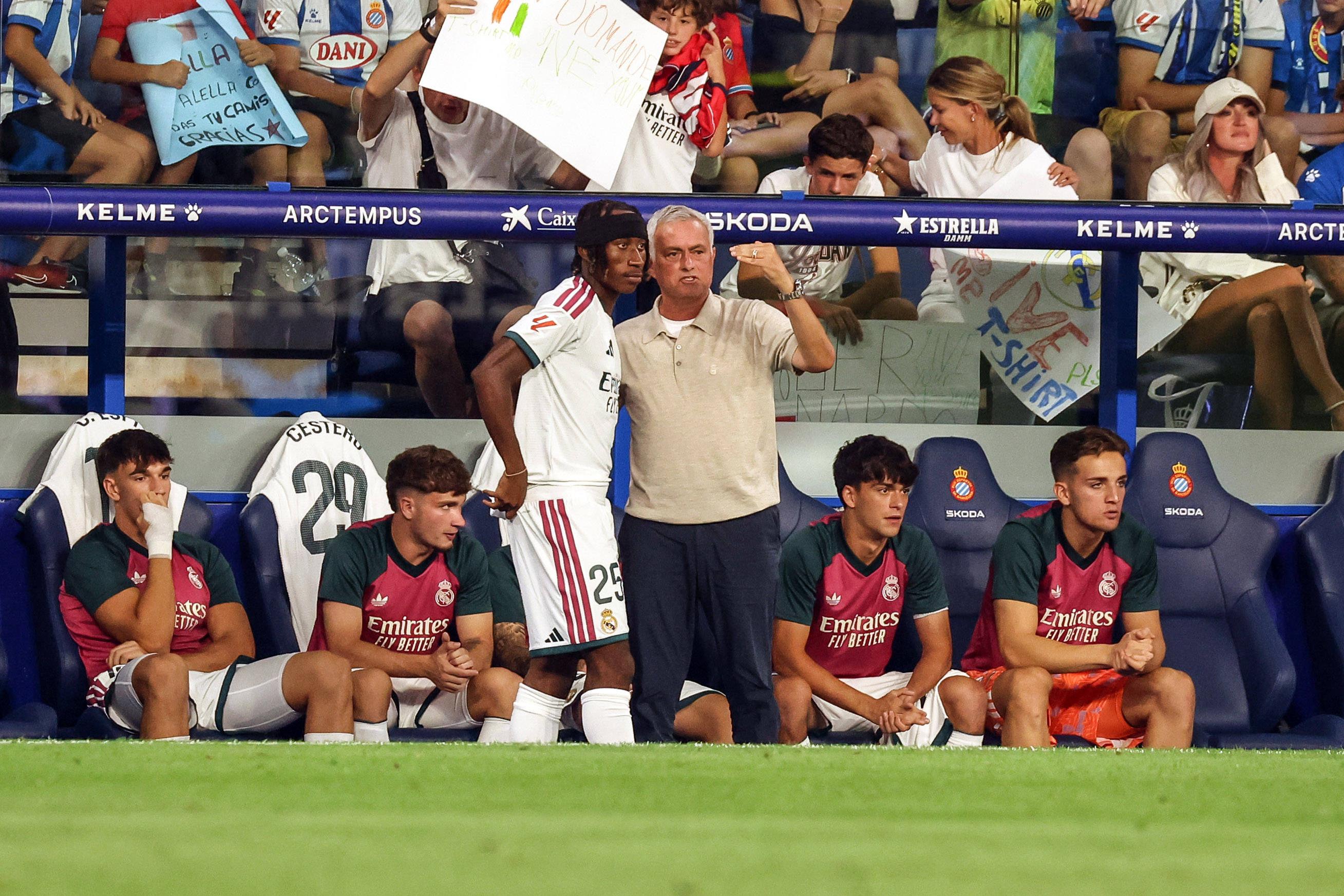 José Mourinho a dar indicações a Yan Diomande no Real Madrid