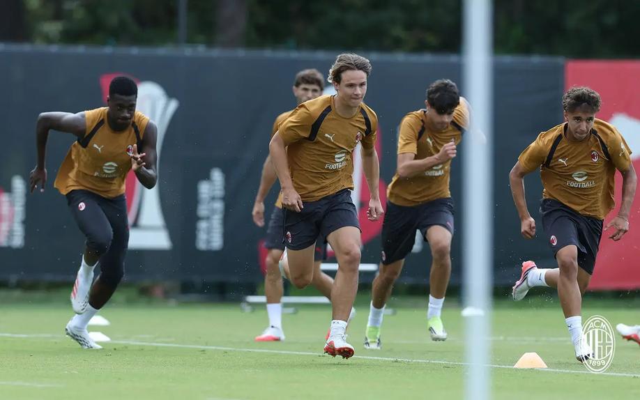 Jadid (à direita) trabalhou com a equipa principal do Milan, apesar dos 15 anos - Foto: Milan