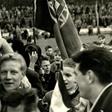José Augusto levado em ombros por adeptos dinamarqueses, no mítico jogo em Aarhus, a 30 de março de 1961 - Foto: Benfica