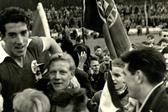 José Augusto levado em ombros por adeptos dinamarqueses, no mítico jogo em Aarhus, a 30 de março de 1961 - Foto: Benfica