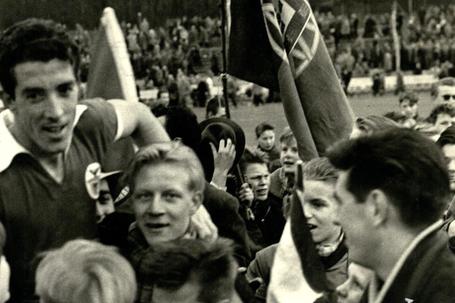 José Augusto levado em ombros por adeptos dinamarqueses, no mítico jogo em Aarhus, a 30 de março de 1961 - Foto: Benfica