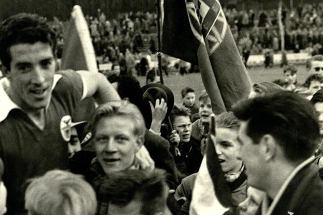 José Augusto levado em ombros por adeptos dinamarqueses, no mítico jogo em Aarhus, a 30 de março de 1961 - Foto: Benfica